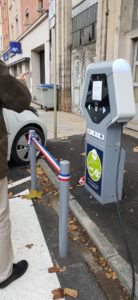 Borne de recharge pour véhicules électriques sur le quai Lamartine à Mâcon